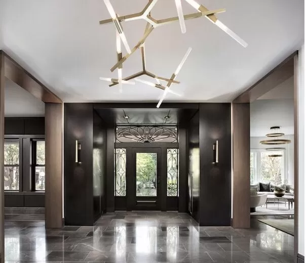 Grey veined entrance floor with a straight grid layout